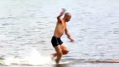 Monnik loopt 125 meter over het water