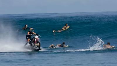 Stuntman Robbie Maddison scheurt met een crossmotor over zee