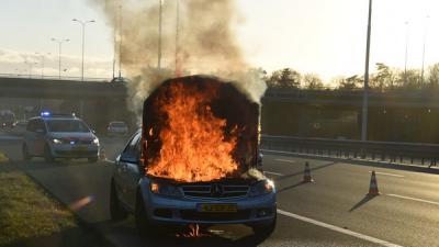 Motor Mercedes brandt volledig uit