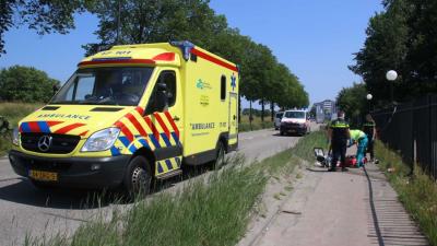 Motorrijder gewond na klap tegen hek