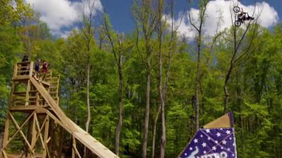 Een driedubbele achterwaartse salto op de motor, het kan 