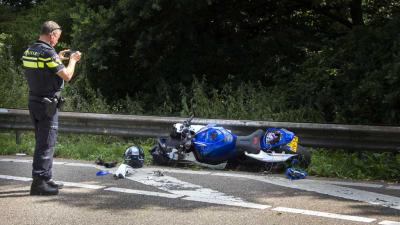 Motor onder vangrail op A20 na aanrijding