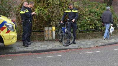 man, mountainbike, gewond, ambulance, aanrijding, auto