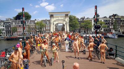 Stoet poedelnaakte fietsers trekt door hartje Amsterdam