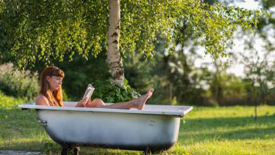 Naakt zonnen in de tuin
