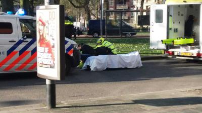 Verwarde man loopt naakt op Herensingel in Groningen