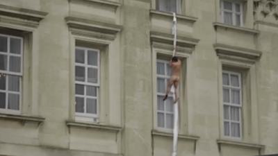 Video online waar naakte man uit raam Buckingham Palace kruipt