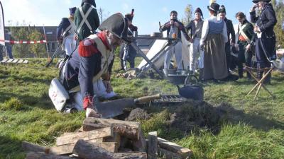 Soldaten Napoleon tonen wapens op het Franse Kamp in Austerlitz tijdens Nationale Archeologiedagen