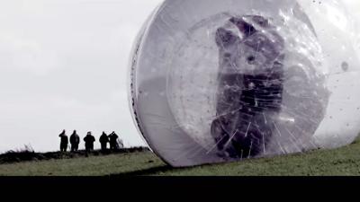 Nissan rolt NOTE in gigantische bal van een berghelling 