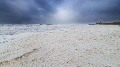 Storm en slijmalg zorgen voor hagelwitte stranden 