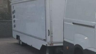 Boeven gaan er met notenkraam vandoor 