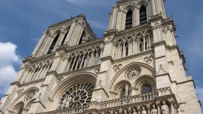 Politieagent aangevallen voor Notre-Dame in Parijs, dader neergeschoten