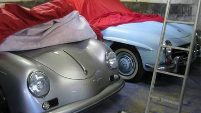 Foto van oldtimers in loods | Politie