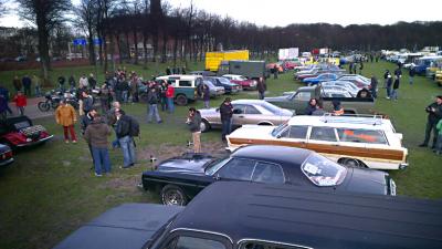 Foto van honderden oldtimers op Malieveld | FBF