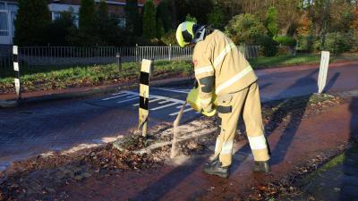 olie-wegdek-paaltje-brandweer