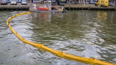 Schip verliest stookolie in havens Vlaardingen