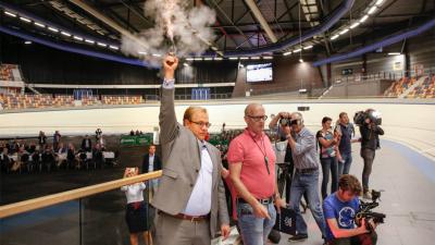 Wethouder Mark Sandmann opent vernieuwde wielerbaan