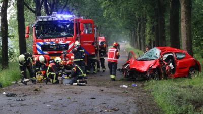 Automobilist zwaargewond bij eenzijdige aanrijding in Exloo