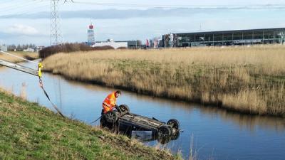 Auto te water in Goes, vrouw en twee kinderen naar ziekenhuis 