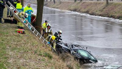 Ongeval Hooghalen voertuig te water