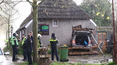 Auto rijdt woning binnen