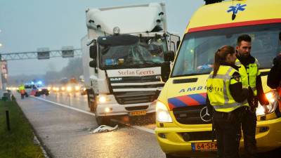 Veel fileleed na aanrijding drie vrachtwagens op A67 