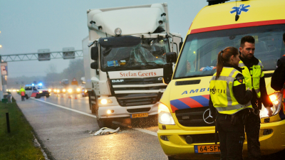 Veel fileleed na aanrijding drie vrachtwagens op A67 