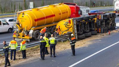 Tankwagen gekanteld op snelweg A2 bij Best