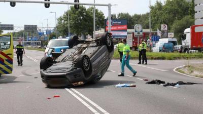 Auto op zijn dak bij aanrijding