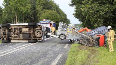 Auto gekanteld nadat chauffeur schrik van ree