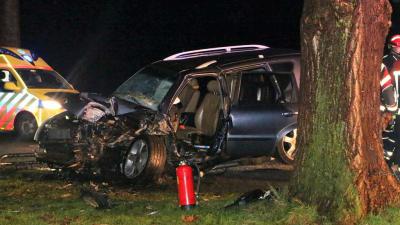 Man zwaargewond na botsing met boom