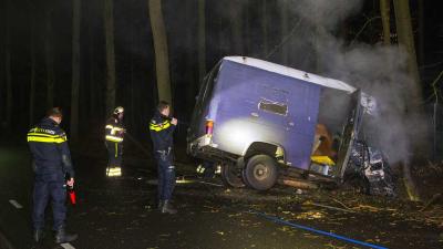 Bestuurder botst met oude bus tegen boom langs Esscheweg in Boxtel - Blik op nieuws