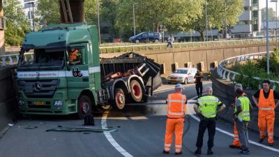 Vrachtwagen gekanteld in de bocht van de A20