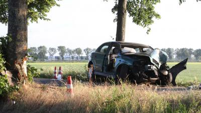 Bestuurder ernstig gewond na botsing met boom op Slagkampweg in Rosmalen