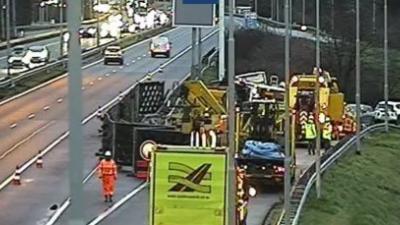 A2 afrit Echt afgesloten na ongeval met vrachtwagen