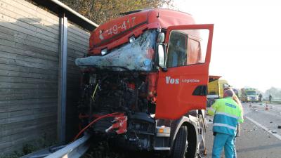 A28 dicht: vrachtwagen rijdt op botsabsorber