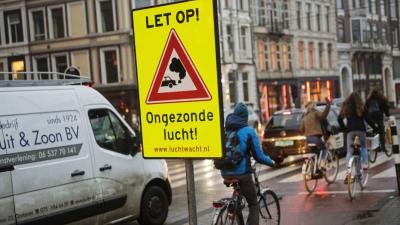 Actievoerders plaatsen verkeersborden tegen ongezonde lucht in steden