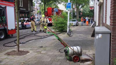 Brand achter gevel door onkruidverbrander
