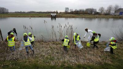 Nederland weer een stukje schoner door opruimen zwerfafval