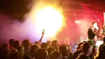 Vallende senior kan baat hebben bij zwalkende jongeren op Lowlands