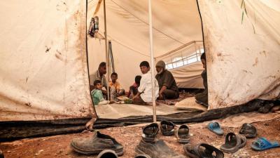 Duizenden vluchtelingen bivakeren in vrieskou