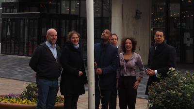 Almere hijst regenboogvlag als tegengeluid Nashville-verklaring