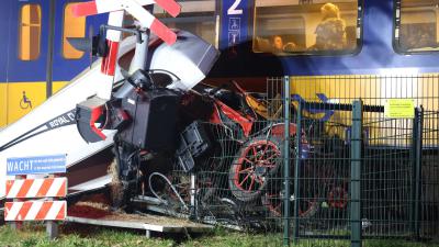 paardentrailer-trein-botsing-spoorovergang