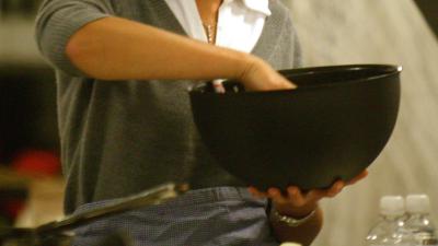 Vrouw jaagt zeer jonge overvallers met pan het huis uit