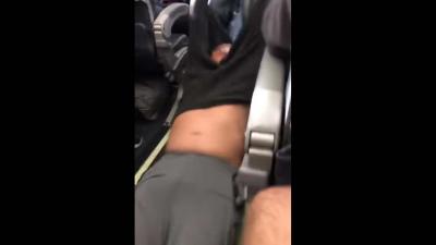 United Airlines sleept passagier door gangpad