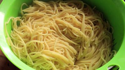 Vrouw uit Nijmegen mag geen vergiet op hoofd voor paspoortfoto