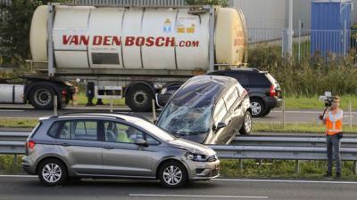 Over de kop en achterstevoren op vangrail bij ongeval 
