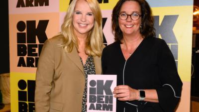 Linda de Mol overhandigt eerste exemplaar van het boek ‘Ik ben Arm’ aan staatssecretaris Mw. Tamara van Ark