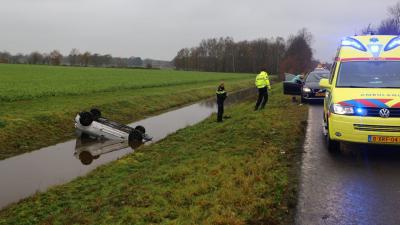 Auto te water en hulpdiensten ter plaatsen
