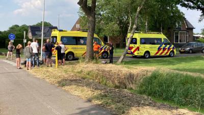 Hulpverleners helpen bij ongeval